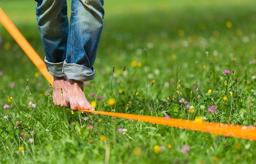 every journey begins with a first step |Bei der Karriereplanung mutig wie ein Seiltänzer vorgehen, die Höhen und Tiefen gekonnt ausgleichen und externe Hilfe in Anspruch nehmen.